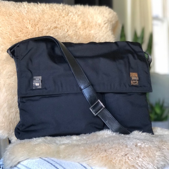 😍🎁ONE DAY SALE!! Very Nice Auth Gucci Messenger Bag!😍😍 - Picture 1 of 10